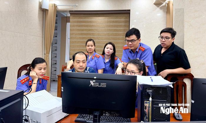 Tổ số hóa hồ sơ đảng viên Đảng bộ CCQ đảng tỉnh phối hợp với các đảng bộ tổ chức rà soát thông tin khi số hóa hồ sơ đảng viên. Ảnh: Hoài Thương