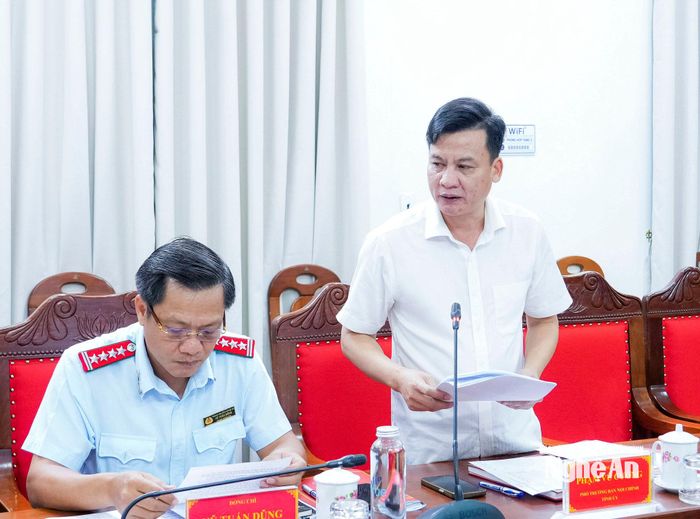 Lãnh đạo Ban Nội chính Tỉnh ủy báo cáo tại phiên họp. Ảnh: Phạm Bằng
