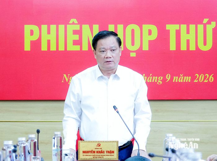 Đồng chí Nguyễn Khắc Thận - Ủy viên Trung ương Đảng, Bí thư Tỉnh ủy, Trưởng Đoàn ĐBQH tỉnh, Trưởng ban Chỉ đạo tỉnh kết luận phiên họp. Ảnh: Phạm Bằng