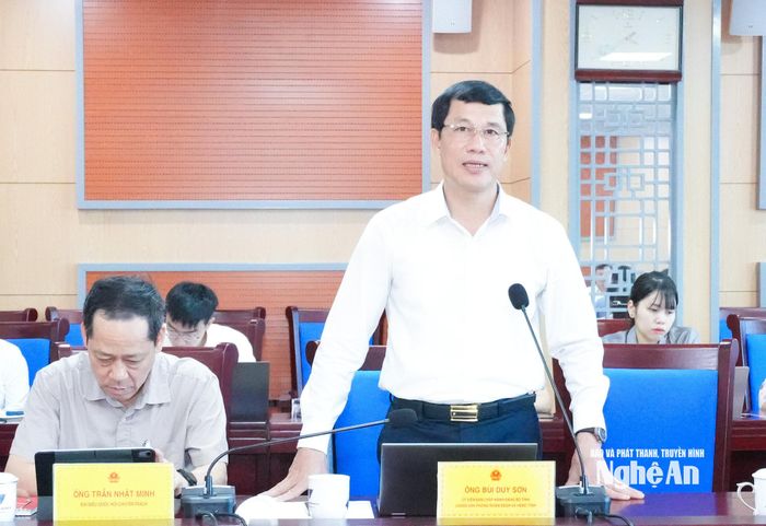 Chánh Văn phòng Đoàn Đại biểu Quốc hội và HĐND tỉnh Bùi Duy Sơn báo cáo kết quả hoạt động tháng 9/2026 của Thường trực HĐND tỉnh. Ảnh: Mai Hoa