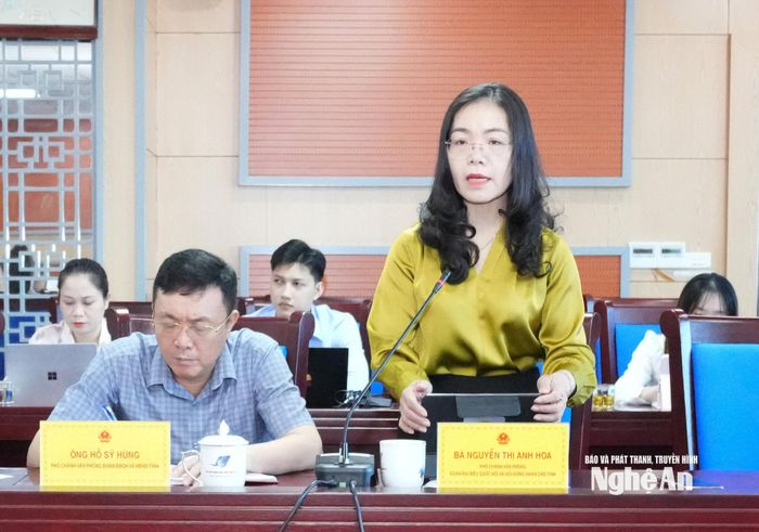 Phó Chánh Văn phòng Đoàn Đại biểu Quốc hội và HĐND tỉnh Nguyễn Thị Anh Hoa báo cáo kết quả công tác dân nguyện tháng 9/2026. Ảnh: Mai Hoa