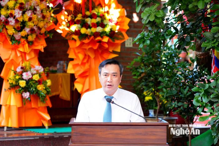 Phó Chủ tịch UBND phường Thành Vinh Nguyễn Quang Vinh trình bày diễn văn tại buổi lễ. Ảnh: TL