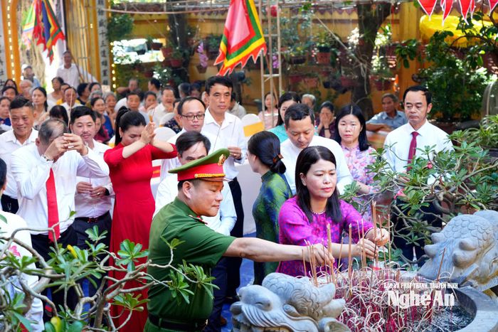 Các đại biểu dâng hương tưởng niệm Hưng Đạo Đại Vương Trần Quốc Tuấn. Ảnh: TL
