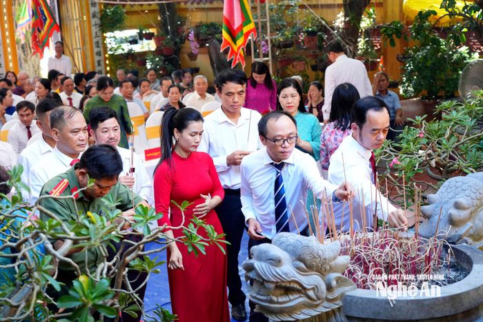 Các đại biểu dâng hương tưởng niệm Hưng Đạo Đại Vương Trần Quốc Tuấn. Ảnh: TL