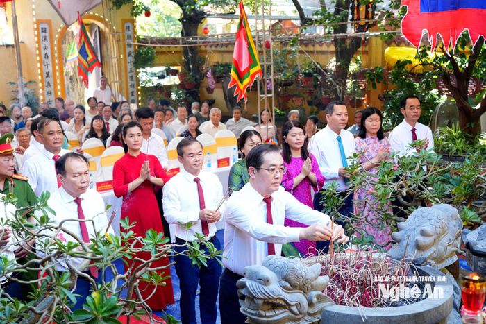 Lãnh đạo phường Thành Vinh dâng hương tưởng niệm Hưng Đạo Đại Vương Trần Quốc Tuấn. Ảnh: TL