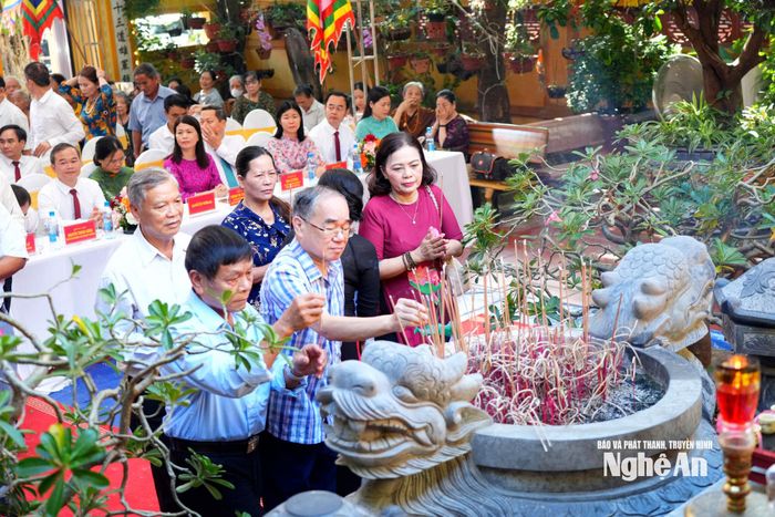 Đông đảo người dân và du khách thập phương dâng hương tưởng niệm Hưng Đạo Đại Vương Trần Quốc Tuấn. Ảnh: TL