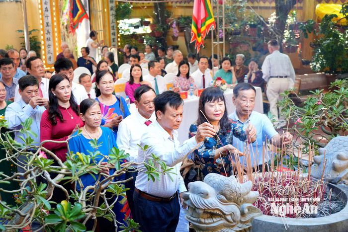 Người dân và du khách thập phương dâng hương tưởng niệm Hưng Đạo Đại Vương Trần Quốc Tuấn. Ảnh: TL
