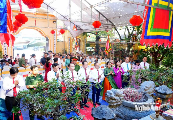 Các đại biểu dâng hương tưởng niệm Hưng Đạo Đại Vương Trần Quốc Tuấn. Ảnh: TL