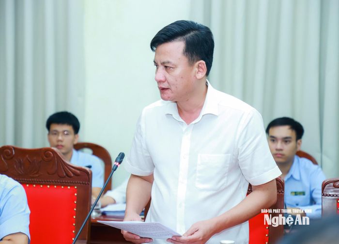 Đồng chí Phạm Vũ Cường - Phó Trưởng ban Nội chính Tỉnh ủy trình bày báo cáo công tác nội chính. Ảnh: Thành Duy
