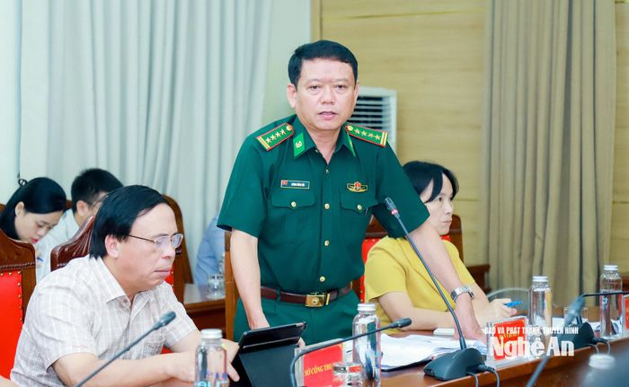 Đại tá Dương Hồng Hải - Phó Chỉ huy trưởng Bộ đội Biên phòng tỉnh Nghệ An báo cáo tại hội nghị giao ban. Ảnh: Thành Duy