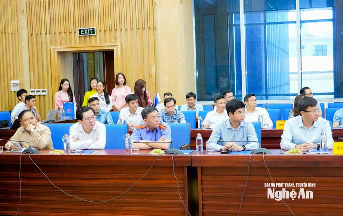 Các đại biểu dự lễ ra mắt kho dữ liệu dùng chung tỉnh Nghệ An. Ảnh: Phạm Bằng