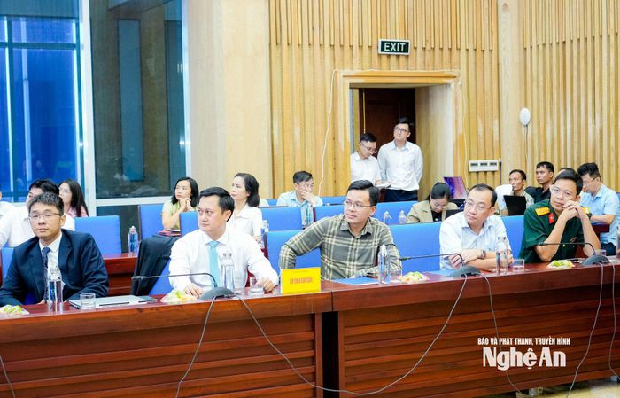 Các đại biểu dự lễ ra mắt kho dữ liệu dùng chung tỉnh Nghệ An. Ảnh: Phạm Bằng