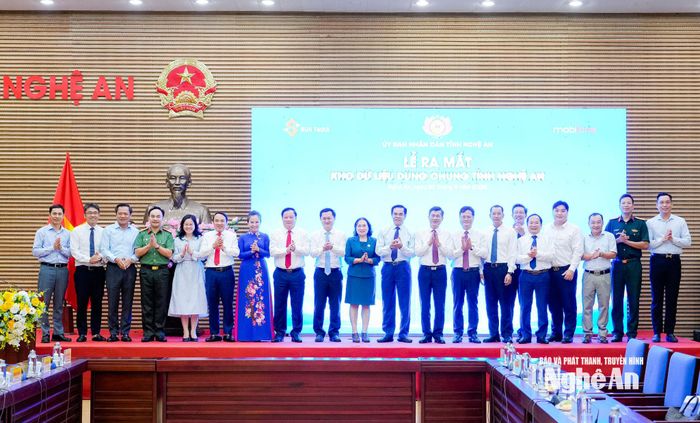 Các đồng chí lãnh đạo chụp ảnh lưu niệm tại lễ ra mắt kho dữ liệu dùng chung tỉnh Nghệ An. Ảnh: Phạm Bằng