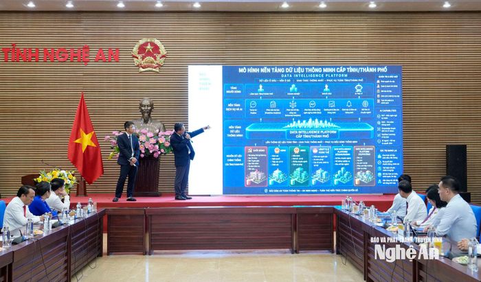 Đơn vị MobiFone Nghệ An, SunTechX giới thiệu khái quát kho dữ liệu dùng chung tỉnh Nghệ An. Ảnh: Phạm Bằng