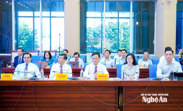 Các đại biểu dự lễ ra mắt kho dữ liệu dùng chung tỉnh Nghệ An. Ảnh: Phạm Bằng