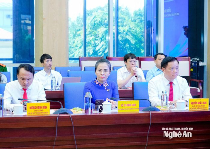 Các đại biểu dự lễ ra mắt kho dữ liệu dùng chung tỉnh Nghệ An. Ảnh: Phạm Bằng