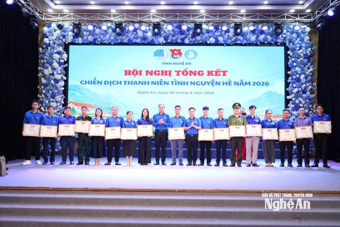 Các tập thể, cá nhân có thành tích xuất sắc trong Chiến dịch Thanh niên tình nguyện Hè năm 2026 nhận Bằng khen của Ban Chấp hành Tỉnh đoàn Nghệ An. Ảnh: Phương Huyền