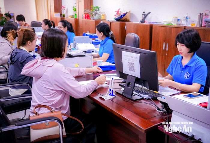 Giải quyết thủ tục hành chính tại Trung tâm Phục vụ hành chính công tỉnh Nghệ An. Ảnh: T.C