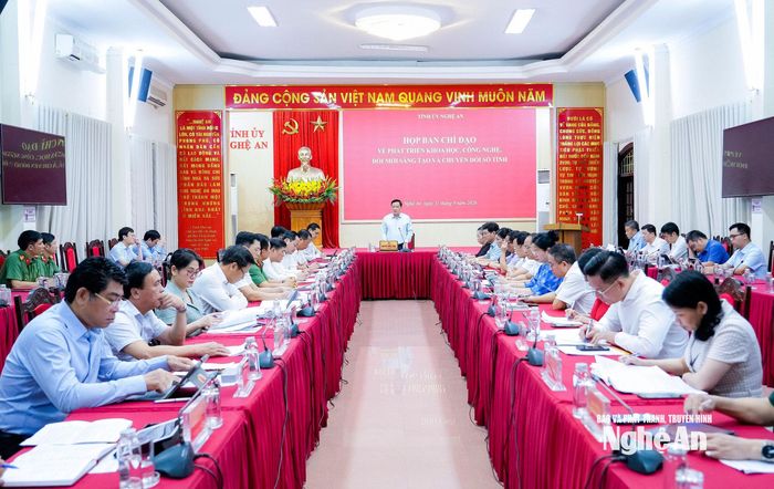 Đồng chí Nguyễn Khắc Thận - Ủy viên Trung ương Đảng, Bí thư Tỉnh ủy, Trưởng Đoàn ĐBQH tỉnh chủ trì phiên họp Ban Chỉ đạo về phát triển khoa học, công nghệ, đổi mới sáng tạo và chuyển đổi số tỉnh, ngày 11/9/2026. Ảnh: Phạm Bằng