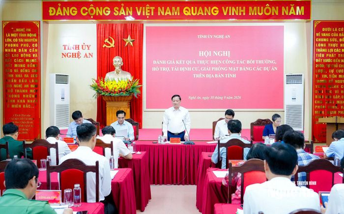 Đồng chí Nguyễn Khắc Thận - Ủy viên Trung ương Đảng, Bí thư Tỉnh ủy, Trưởng Đoàn ĐBQH tỉnh cùng các đồng chí trong Thường trực Tỉnh ủy chủ trì hội nghị. Ảnh: Phạm Bằng