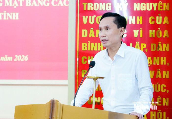 Lãnh đạo Sở Nông nghiệp và Môi trường báo cáo kết quả thực hiện công tác bồi thường, hỗ trợ, tái định cư, giải phóng mặt bằng các dự án trên địa bàn tỉnh. Ảnh: Phạm Bằng