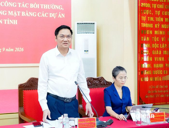 Đồng chí Hoàng Nghĩa Hiếu - Phó Bí thư Thường trực Tỉnh ủy, Chủ tịch HĐND tỉnh phát biểu tại hội nghị. Ảnh: Phạm Bằng