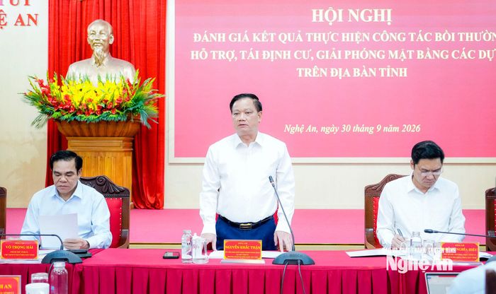 Đồng chí Nguyễn Khắc Thận - Ủy viên Trung ương Đảng, Bí thư Tỉnh ủy, Trưởng Đoàn ĐBQH tỉnh phát biểu kết luận hội nghị. Ảnh: Phạm Bằng