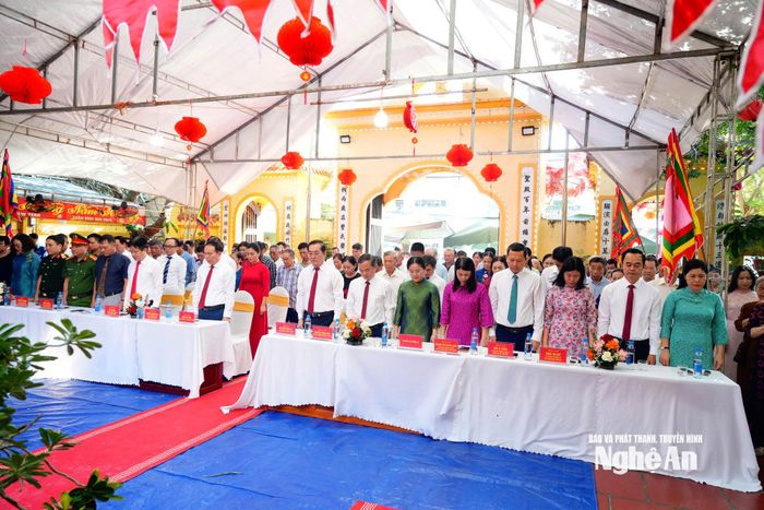 Các đại biểu tưởng nhớ công lao to lớn của Hưng Đạo Đại Vương Trần Quốc Tuấn. Ảnh: TL