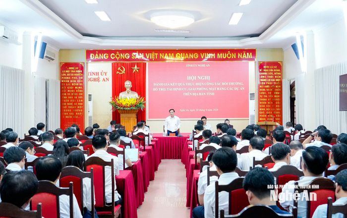 Quang cảnh hội nghị đánh giá kết quả thực hiện công tác bồi thường, hỗ trợ, tái định cư, giải phóng mặt bằng các dự án trên địa bàn tỉnh. Ảnh: Phạm Bằng