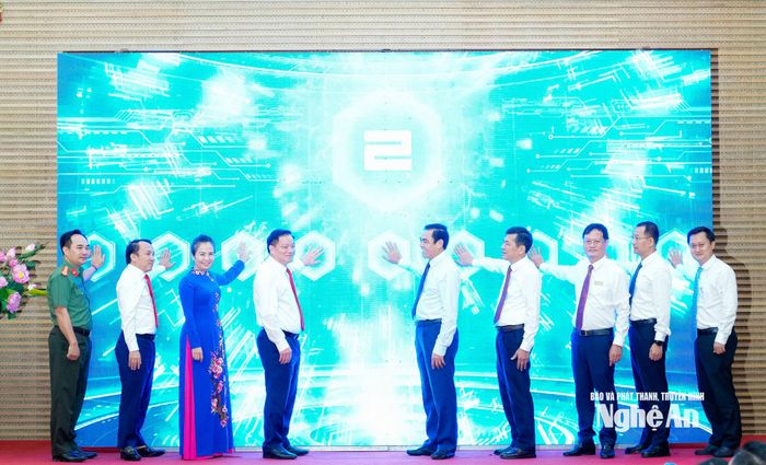 Các đồng chí lãnh đạo bấm nút ra mắt kho dữ liệu dùng chung tỉnh Nghệ An. Ảnh: Phạm Bằng
