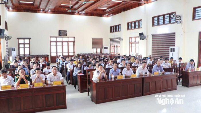 Các đại biểu dự buổi tiếp xúc cử tri. Ảnh: Thanh Nga