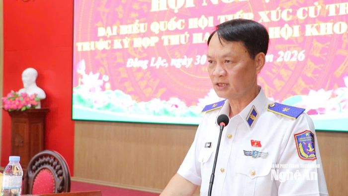 Thiếu tướng Lương Đình Hưng - Phó Tư lệnh Pháp luật Cảnh sát biển Việt Nam thông tin tới cử tri những nội dung dự kiến của Kỳ họp thứ 2. Ảnh: Thanh Nga