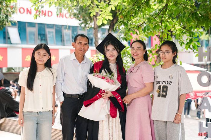 Gia đình có mặt chia sẻ niềm vui với Phan Dương trong ngày cô nhận bằng tốt nghiệp.