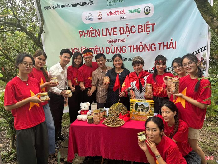  Dương (thứ hai từ phải sang) cùng các bạn trong nhóm tham gia dự án truyền thông cho sản phẩm nhãn lồng Hưng Yên của Công ty Giabaco. 