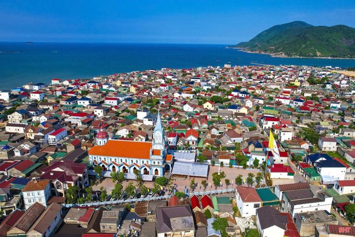 Thôn Phúc Hải có 70% dân số là bà con giáo dân, địa bàn giáp biển, đời sống kinh tế gắn với nhịp phát triển sôi động của du lịch.