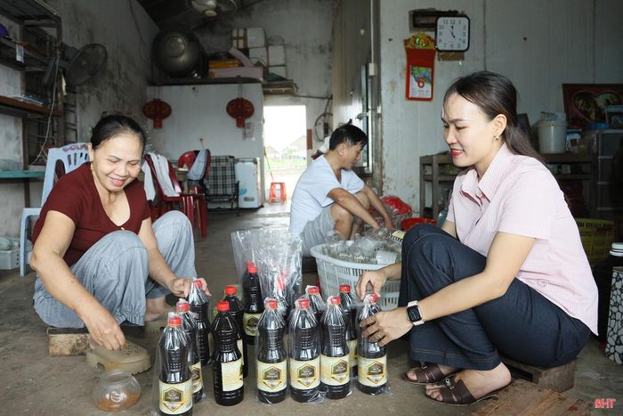 Cơ sở OCOP nước mắm Lương Cẩn được cán bộ thôn động viên, hỗ trợ tiếp cận và quảng bá sản phẩm trên các nền tảng số.