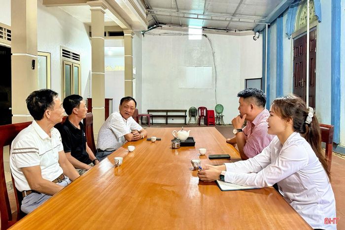 Chị Cẩm Liên cùng Chi ủy thôn Phúc Hải gặp gỡ Hội đồng Giáo xứ Nhượng Bạn để thống nhất kế hoạch tổ chức Tết Trung thu chu đáo.