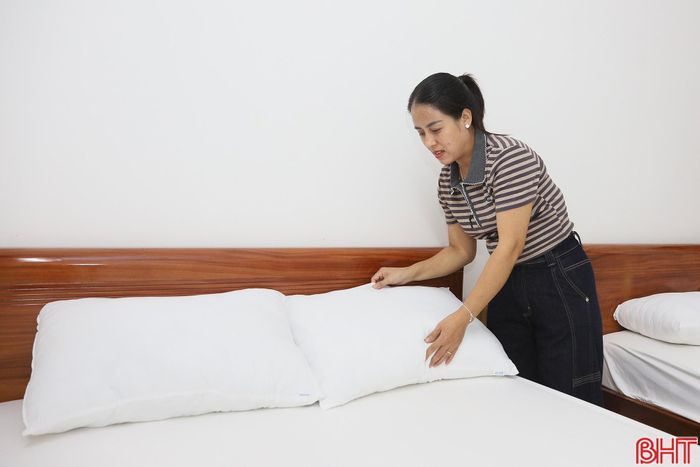 Cán bộ thôn đồng hành cùng người dân phát triển dịch vụ lưu trú, quảng bá du lịch trên các nền tảng số.