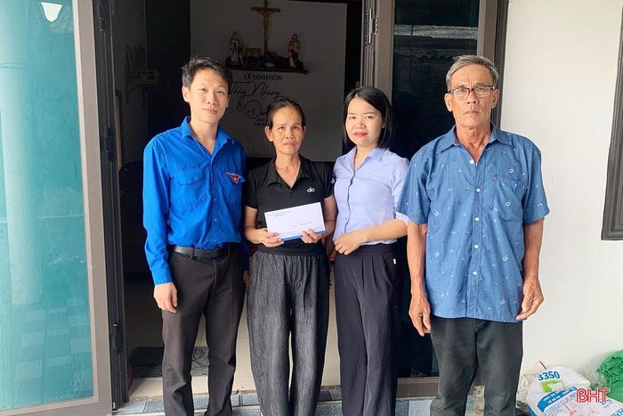 MTTQ huy động các nguồn lực, trao tặng những phần quà ý nghĩa cho các hộ gia đình có hoàn cảnh khó khăn.