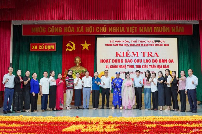 Ban Chủ nhiệm 4 CLB trò Kiều, ca trù, dân ca ví, giặm xã Cổ Đạm chụp ảnh cùng đoàn kiểm tra sau buổi làm việc.