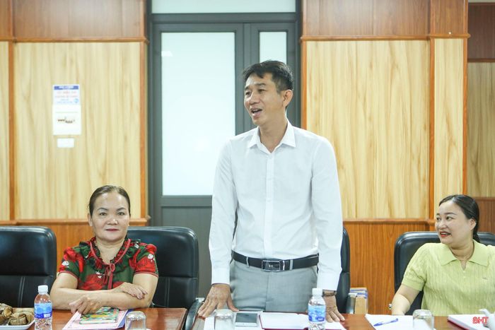 Ông Nguyễn Đình Nghi - Phó Chủ nhiệm CLB Dân ca ví, giặm xã Đức Thọ chia sẻ tình hình hoạt động của CLB với đoàn kiểm tra.