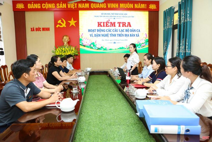 Đoàn cán bộ Trung tâm Văn hóa, Điện ảnh và Xúc tiến du lịch tỉnh kiểm tra hoạt động của các CLB dân ca ví, giặm trên địa bàn xã Đức Minh.