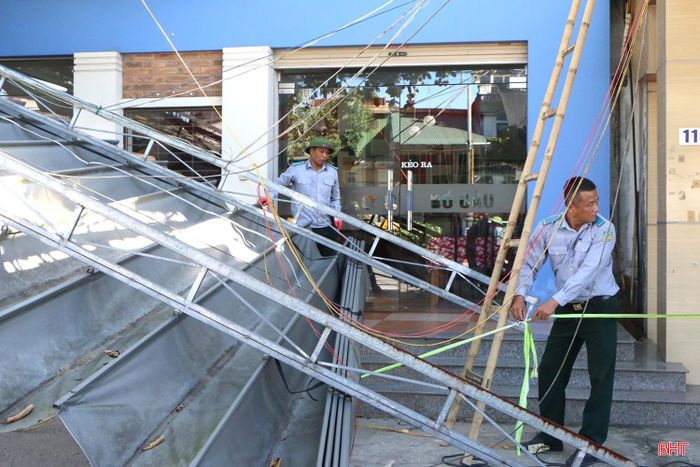 Lực lượng chức năng tiến hành tháo dỡ bảng biển, mái che nằm trong phạm vi thực hiện dự án.