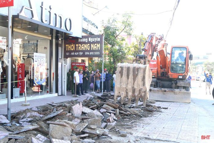 Nhà thầu huy động máy móc, lực lượng đẩy nhanh thi công các hạng mục của dự án.