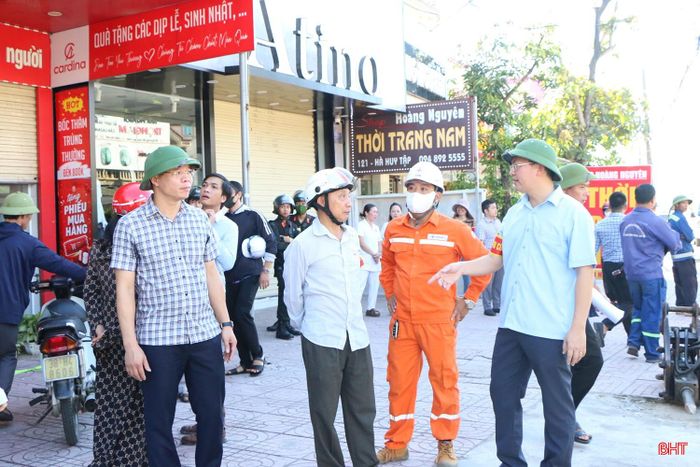Lãnh đạo UBND phường Thành Sen, Ban Quản lý Dự án đầu tư xây dựng công trình giao thông và phát triển đô thị chỉ đạo triển khai các giải pháp thi công dự án.