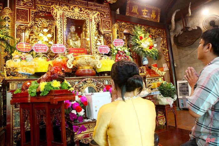 Du khách về dâng lễ Đức Thánh Trần