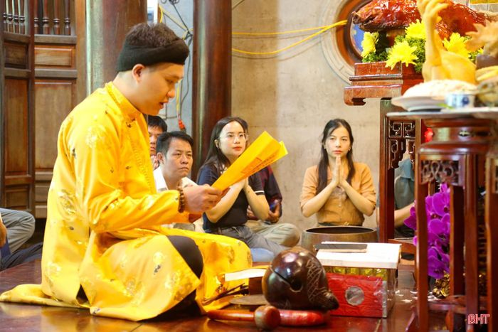 Lễ giỗ được tổ chức với nghi thức cúng tế truyền thống
