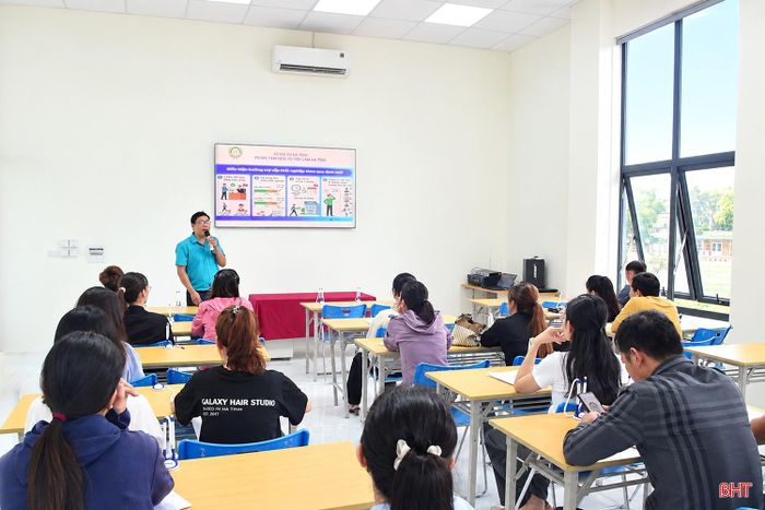 Cán bộ Trung tâm Dịch vụ việc làm Hà Tĩnh tư vấn chính sách bảo hiểm thất nghiệp và việc làm cho người lao động.