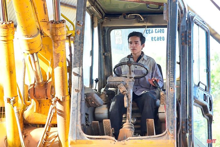 Anh Nguyễn Sỹ Linh thực hành vận hành máy xúc.