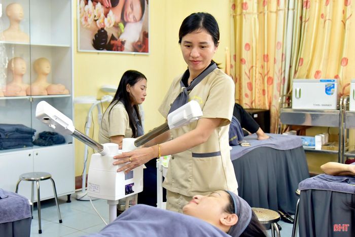 Được hỗ trợ đào tạo trong thời gian hưởng trợ cấp thất nghiệp, chị Nguyễn Thị Diệu Thúy mạnh dạn chuyển sang nghề mới.
